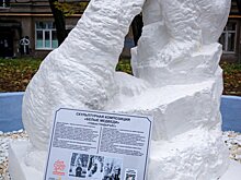 У скульптуры «Белые мишки» в Ижевске появилась табличка с удмуртским переводом