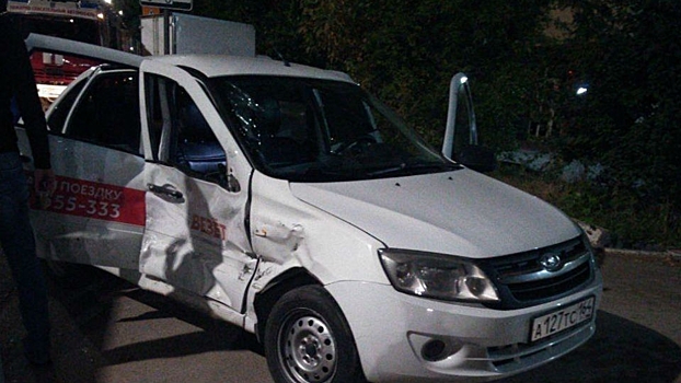 В Саратове двое человек пострадали в результате ДТП с такси