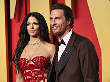 54-летний Мэттью Макконахи снялся в рекламе без трусов вместе с женой