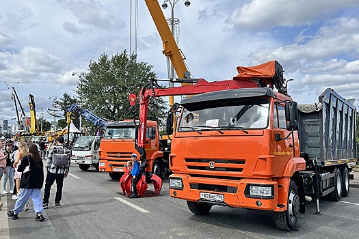 В день строителя в центре Екатеринбурга выставили колонну техники
