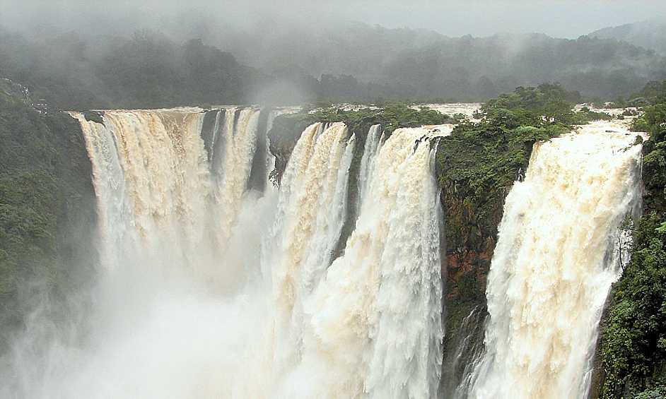 Герсоппа - водопад в Индии, в южной части гор Западные Гаты, расположенный на реке Шаравати. Состоит из четырех каскадов общей высотой 255 метров. Входит в двадцатку самых высоких водопадов мира. Из-за плотины водопад сейчас представляет собой лишь несколько маленьких струй воды. Но с наступлением выходных шлюзы открывают и Герсоппа оживает