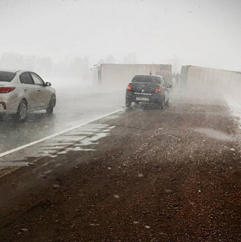 Чуйский тракт на Алтае заблокирован упавшим поперёк фургоном
