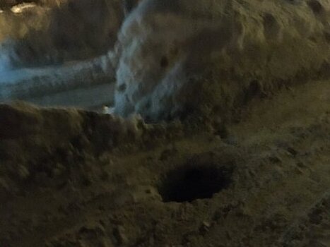На единственном почищенном тротуаре на улице Клочкова нашли открытый люк