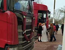 Фото дня: жених и невеста приехали в ЗАГС на грузовике