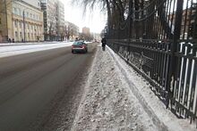 В Челябинске дорожники заваливают грязным снегом пешеходные дорожки