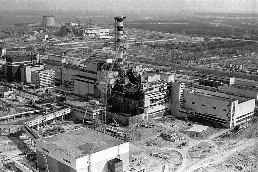 Этот снимок Чернобыльской АЭС в Чернобыле (Украина) 1986 года, сделанный с воздуха, показывает разрушения от взрыва и пожара реактора №4 26 апреля 1986 года.