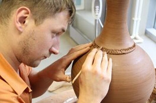 «Хочу, чтобы керамика жила». Гончар - об искусстве и поисках честной жизни