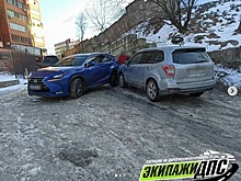 Во Владивостоке дорогой Lexus протаранил Subaru
