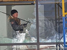 В Екатеринбурге начался демонтаж окон надземного паркинга напротив элитного ЖК "Кандинский"