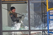 В Екатеринбурге начался демонтаж окон надземного паркинга напротив элитного ЖК "Кандинский"