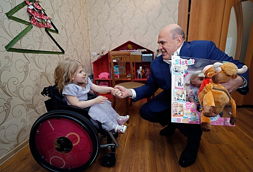 Премьер-министр Михаил Мишустин исполнил мечту российской девочки на инвалидной коляске