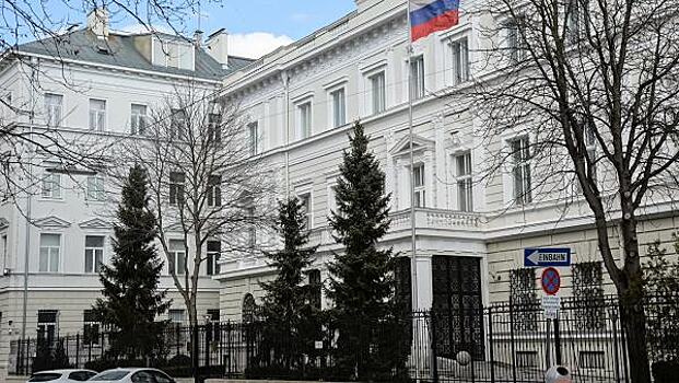 Забор посольства России в Вене облили красной краской
