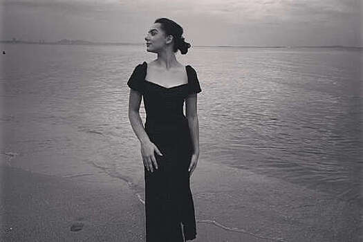 Гимнастка Крамаренко опубликовала фото в платье на берегу океана