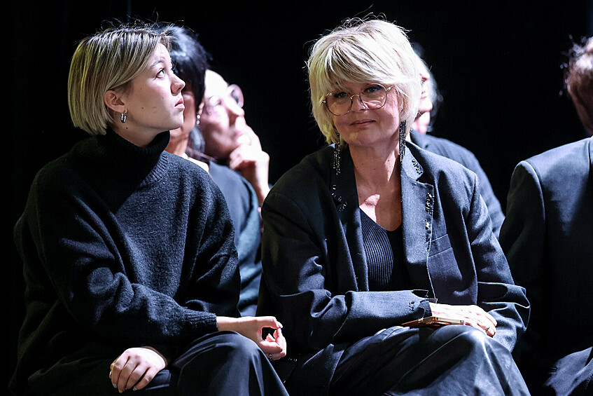 Дочь актрисы Веры Алентовой, актриса и журналистка Юлия Меньшова (справа) во время прощания с актрисой Верой Алентовой в Московском драматическом театре имени А. С. Пушкина, 29 декабря 2025 года