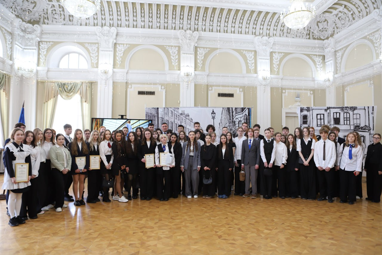 Мэр Иркутска Руслан Болотов принял участие в чествовании победителей конкурса «Если бы мэром был я…» и ответил на вопросы учащихся