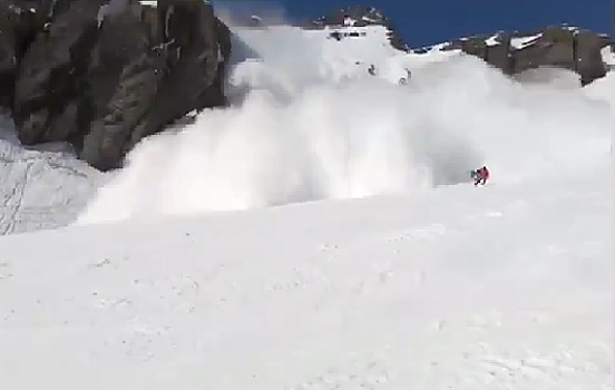 Лыжник снял побег от лавины в Швейцарских Альпах. Видео