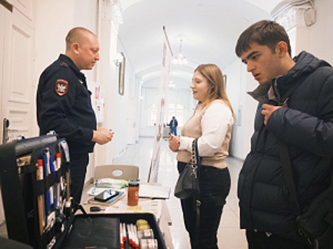 Транспортные полицейские Центрального федерального округа познакомили студентов высшего учебного заведения МГЮА имени  О.Е. Кутафина с профессией стража правопорядка