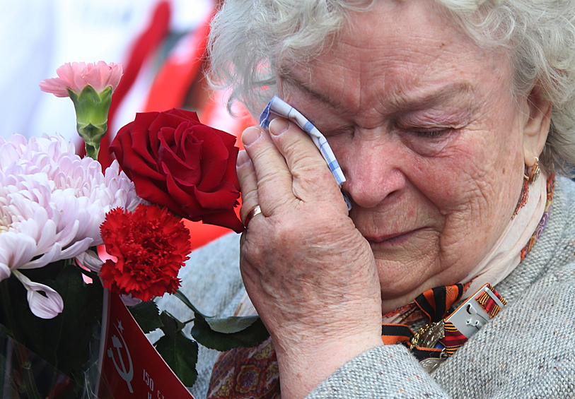 Сторонница Коммунистической партии РФ во время митинга в честь 71-й годовщины Великой Победы СССР над фашистской Германией