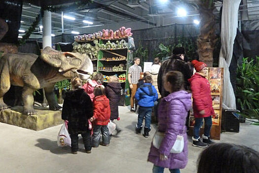 Воспитанников детского социально-реабилитационного центра отвезли к динозаврам