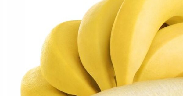 1 банан килокалории. Банан калорийность. Калорийность бананов. Банан без кожуры. Ккал в банане 1 шт.