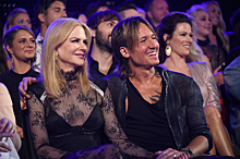 Жена на зависть! Николь Кидман в прозрачном платье пришла поддержать супруга-музыканта на церемонии CMT Music Awards