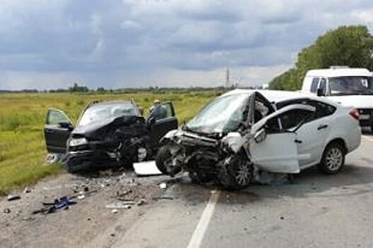 На въезде в Вахрушево лоб в лоб столкнулись два автомобиля