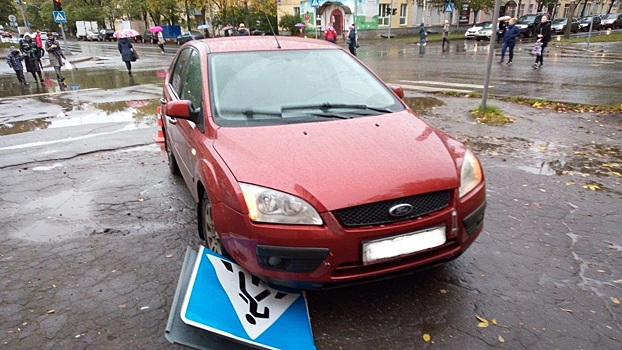 Водитель иномарки сбил человека и дорожный знак, чтобы не попасть в ДТП в Вологде