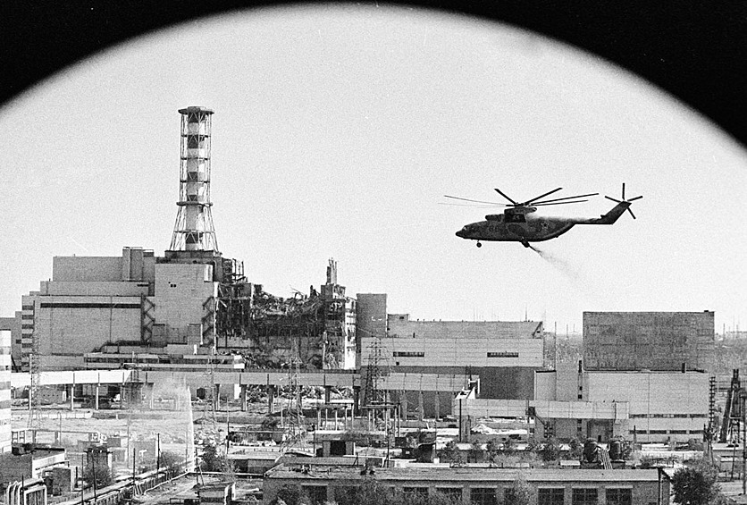 Пожарные, тушившие радиоактивное пламя, сбрасывали с вертолетов на очаг возгорания специальный состав, а также глину и песок. Позже специалисты сделали заявление, что, возможно, именно они могли еще больше увеличивать температуру реактора и не способствовать, а мешать тушению пожара.  Погасить огонь удалось лишь 9 мая.