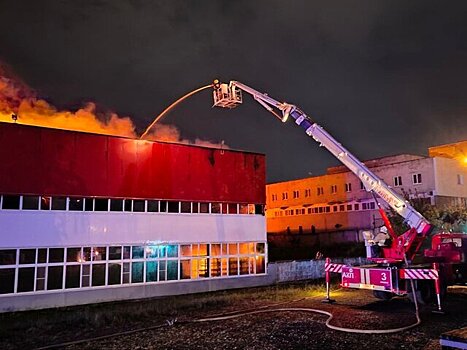 Производственное здание загорелось в Ижевске на площади 5 тыс кв метров – МЧС