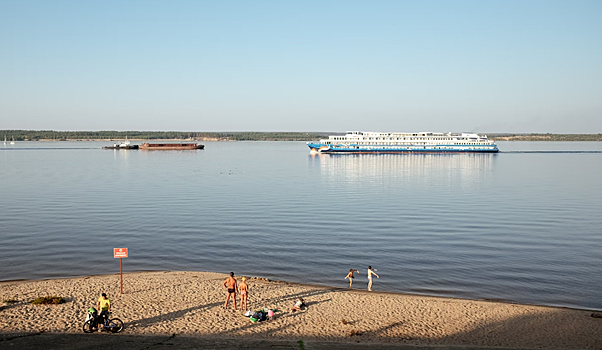 Туристов со сломавшегося теплохода вывозят на автобусах