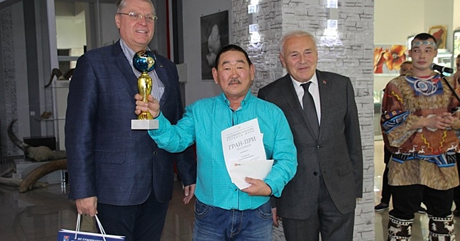 Более тысячи работ представлены на международном фестивале косторезов в Магадане