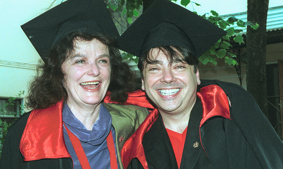 Российские дизайнеры Ирина Крутикова и Валентин Юдашкин во время церемонии вручения мантий вновь избранным почетным членам РАХ, 2001 год