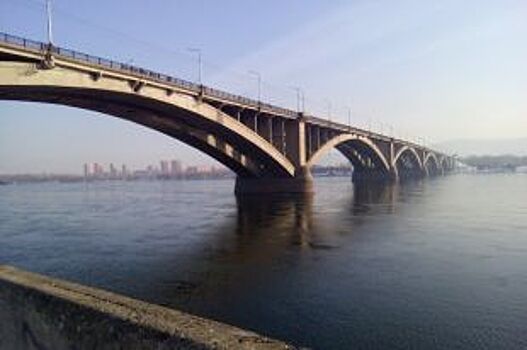 Красноярские спасатели без промедления сняли с Коммунального моста мужчину