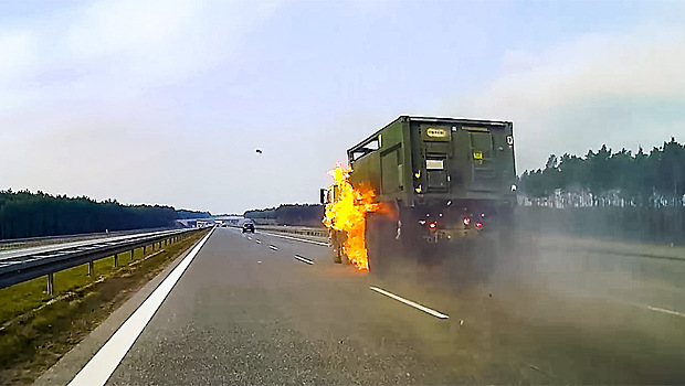 Американский военный грузовик вспыхнул на дороге