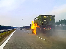 Американский военный грузовик вспыхнул на дороге