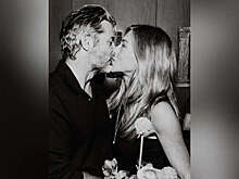 Актриса Дженнифер Энистон поцеловалась с гипнотерапевтом Джимом Кертисом