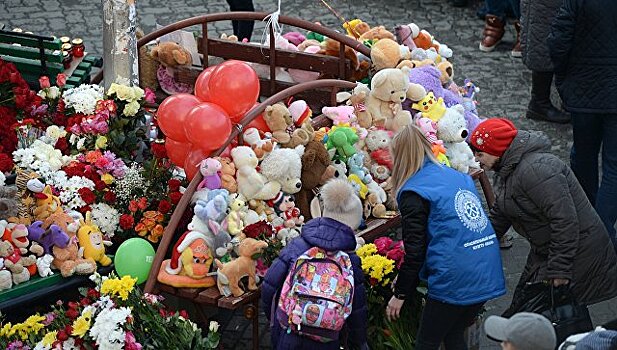 Память погибших при пожаре в ТЦ в Кемерово почтили в Магадане