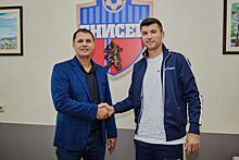 Футбольный клуб «Енисей» подписал двух центральных защитников