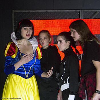 Зов крови. Театр "DOC" показал феминистский спектакль в Санкт-Петербурге