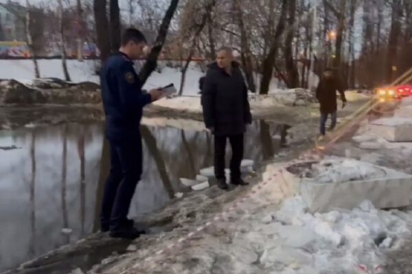 СК начал проверку после падения глыбы снега на людей в Люберцах