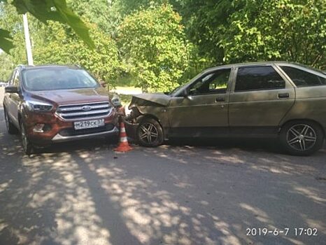 В Мценске столкнулись кроссовер и «двенадцатая»