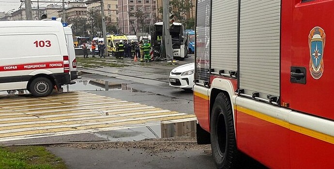 Попавший в ДТП московский автобус имел десятки штрафов