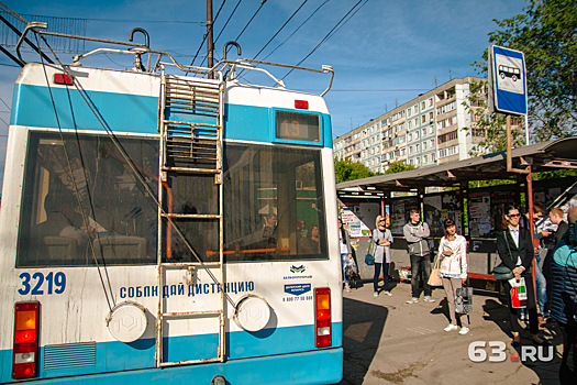 Неосторожный водитель КАМАЗа парализовал движение троллейбусов в Самаре