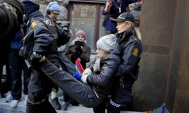 Грету Тунберг унесли с акции протеста в Осло