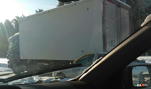 На Московской машина такси залетела под грузовик