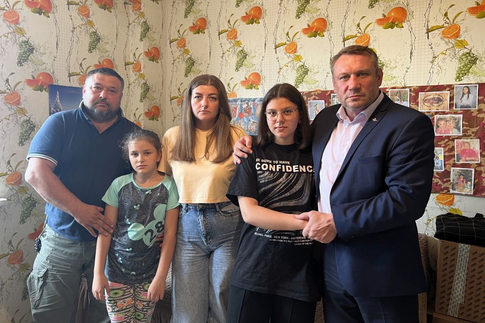 В Омске десантники встали за защиту выселяемой из квартиры семьи