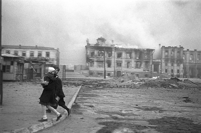 На Вокзальной площади Сталинграда во время налета немецкой авиации, 1 сентября 1942 года