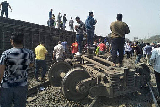 Пассажирский поезд сошел с рельсов в Египте, пострадали 109 человек