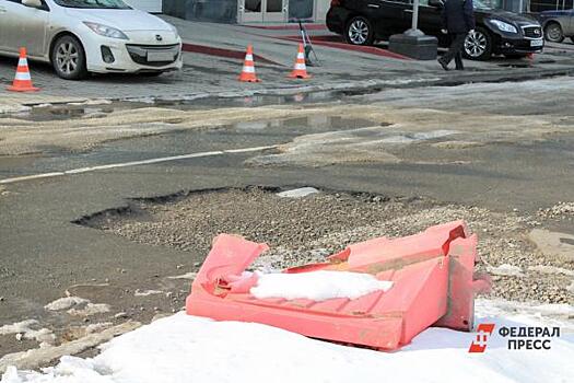 «Как после бомбежки». Жители Сургута попросили мэра отремонтировать дороги во дворах