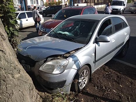 В Самаре от сильного удара иномарка въехала в машину и отлетела в дерево